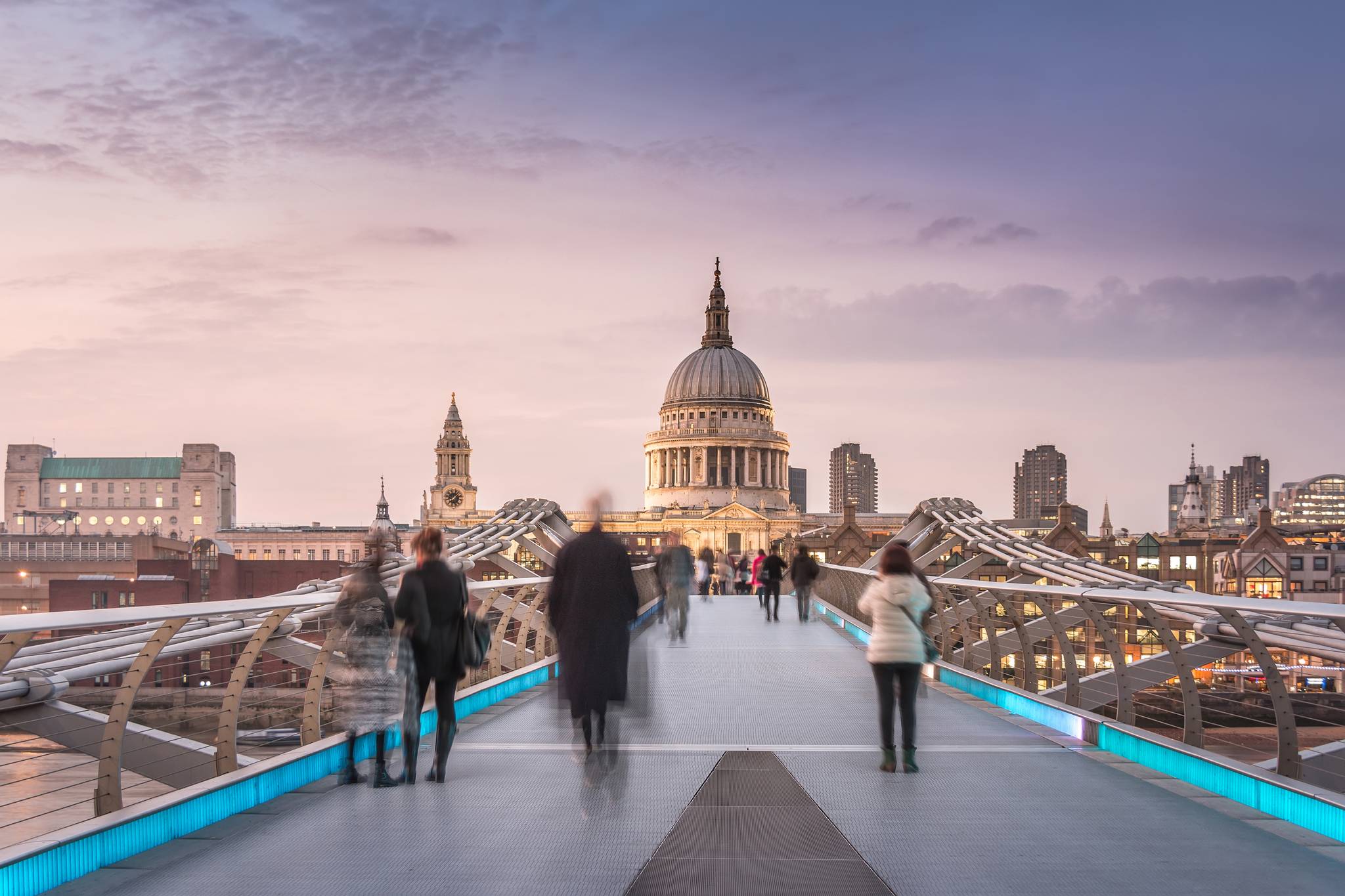 millennium bridge con vista sulla cattedrale di sant paul al tramonto