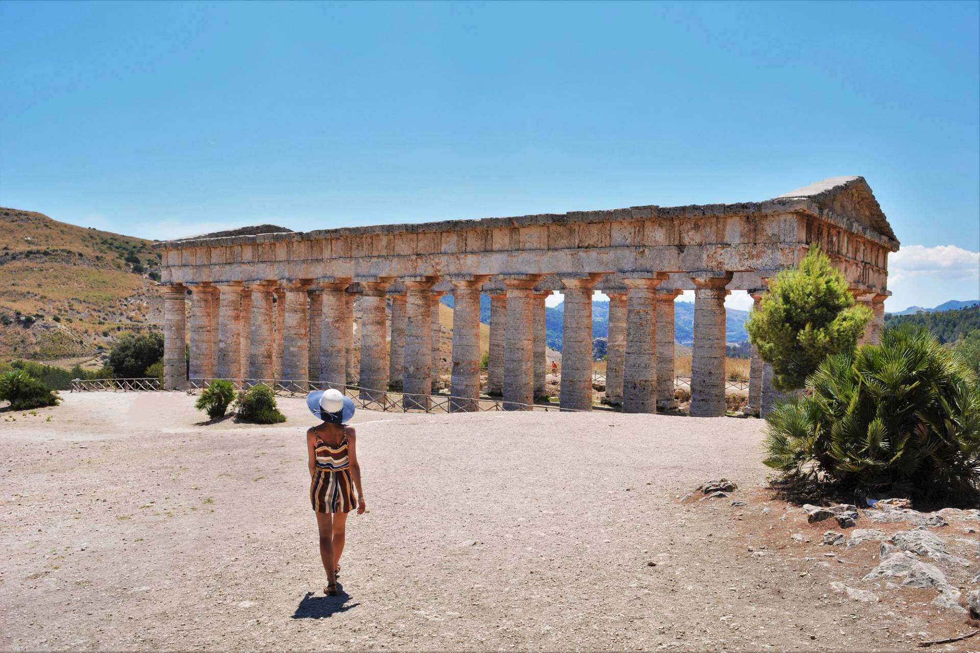 donna in visita al parco archeologico di segesta