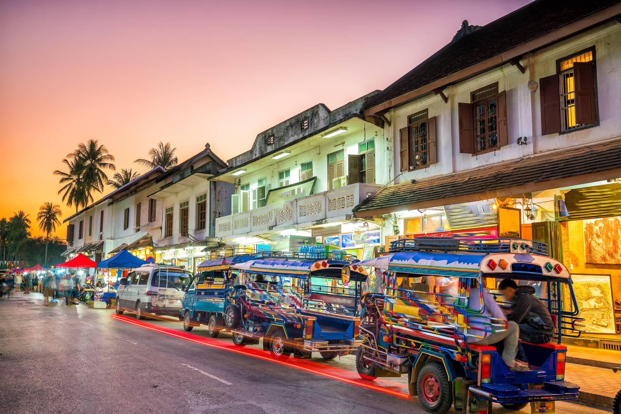 strade del laos di notte