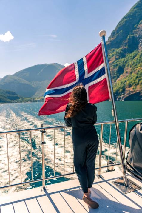 crociera nel fiordo con bandiera norvegese