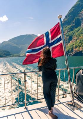 crociera nel fiordo con bandiera norvegese