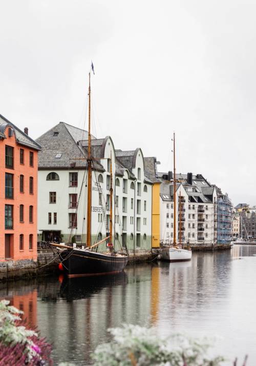 alesund norvegia statua case colorate