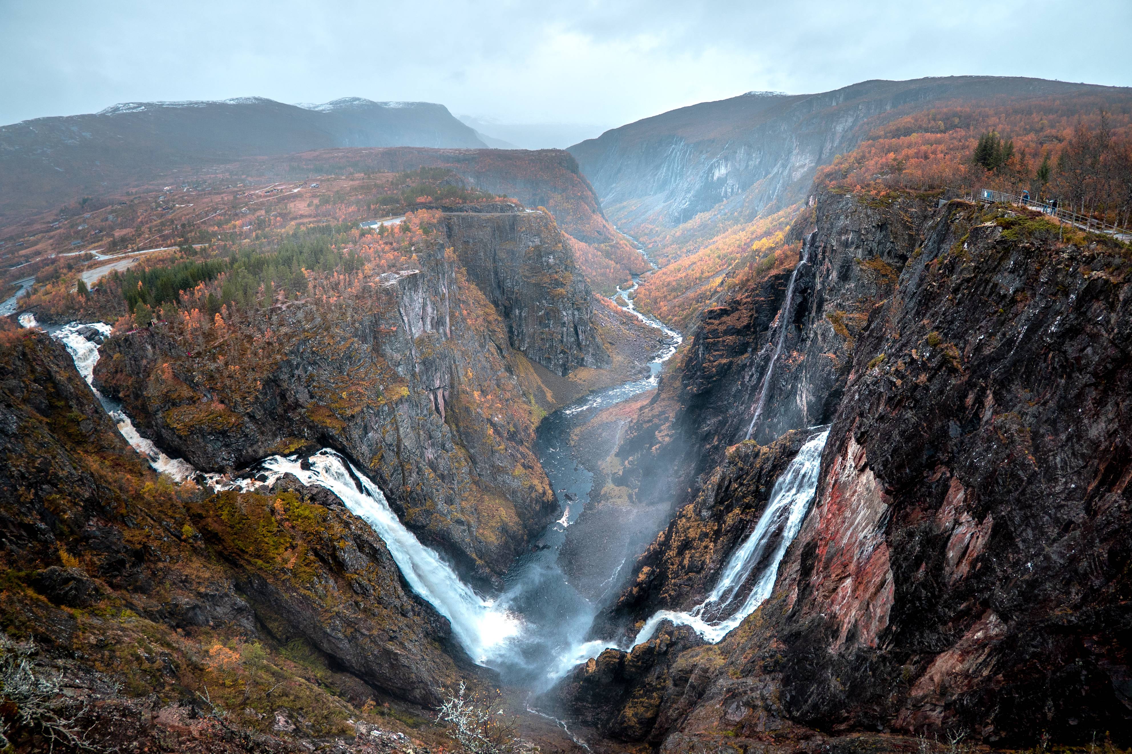 cascata di voringsfossen in norvegia