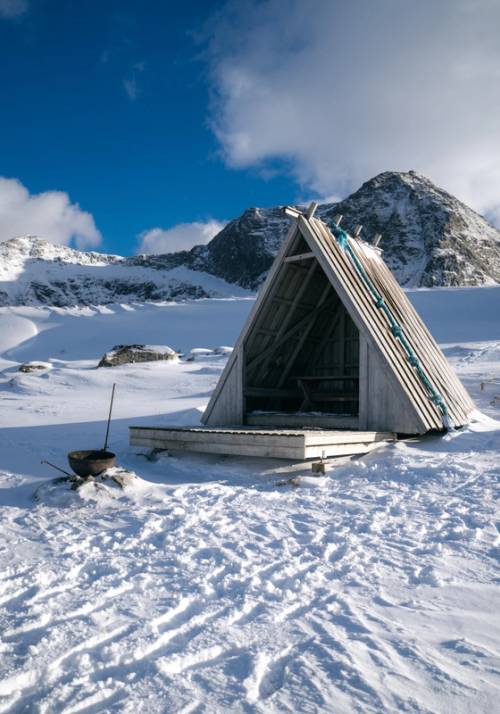 casetta di legno norvegese tra la neve
