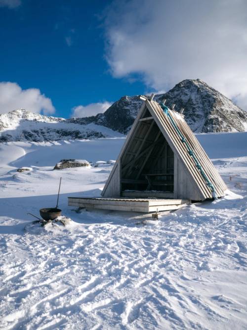 casetta di legno norvegese tra la neve