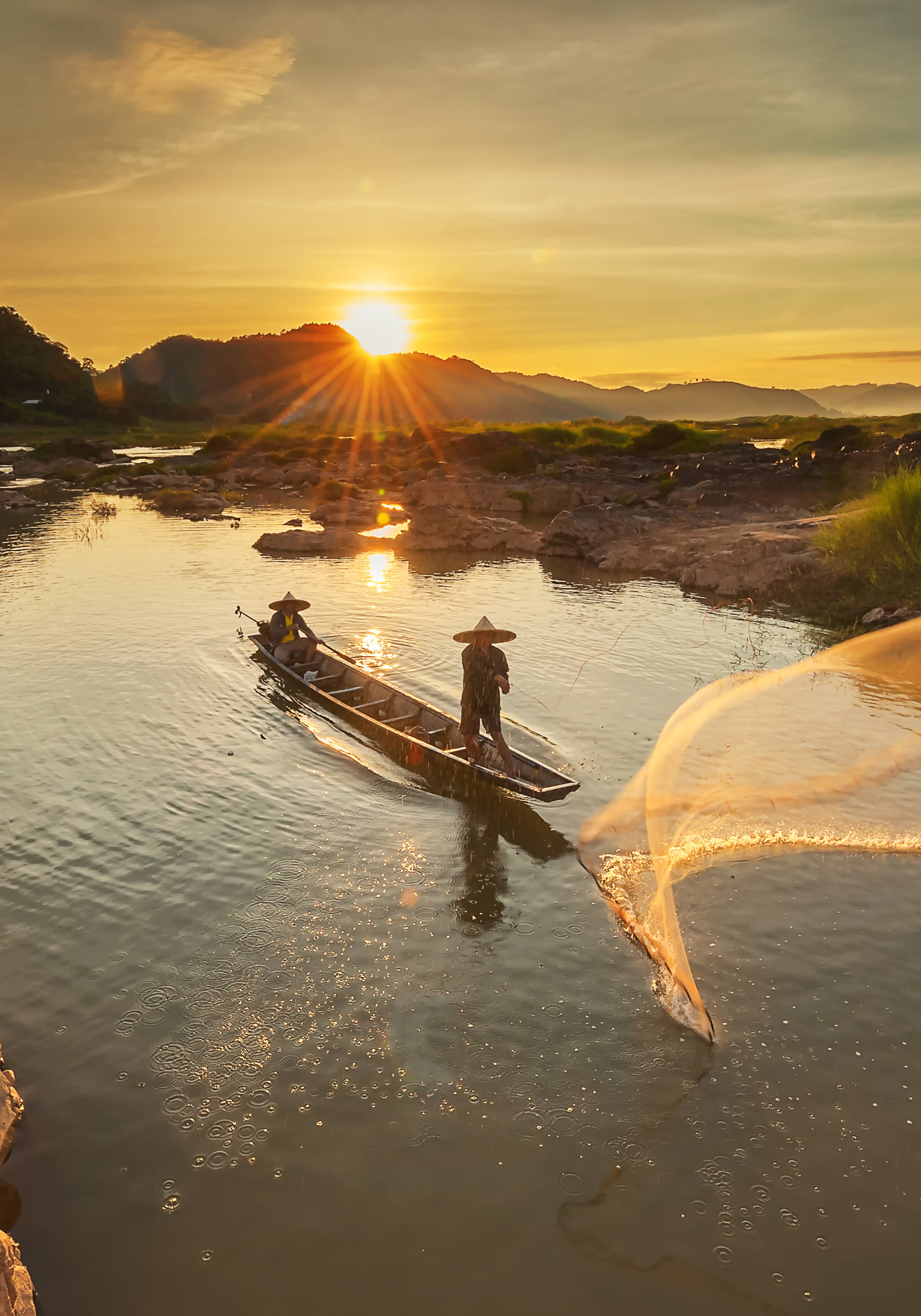 pescatore al tramonto sul fiume mekong