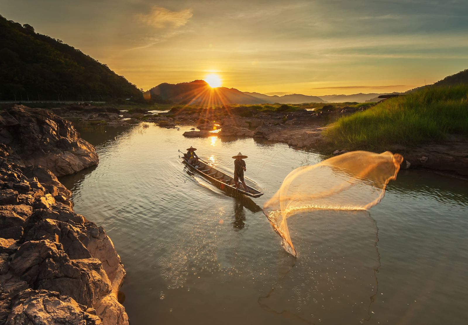 pescatore al tramonto sul fiume mekong