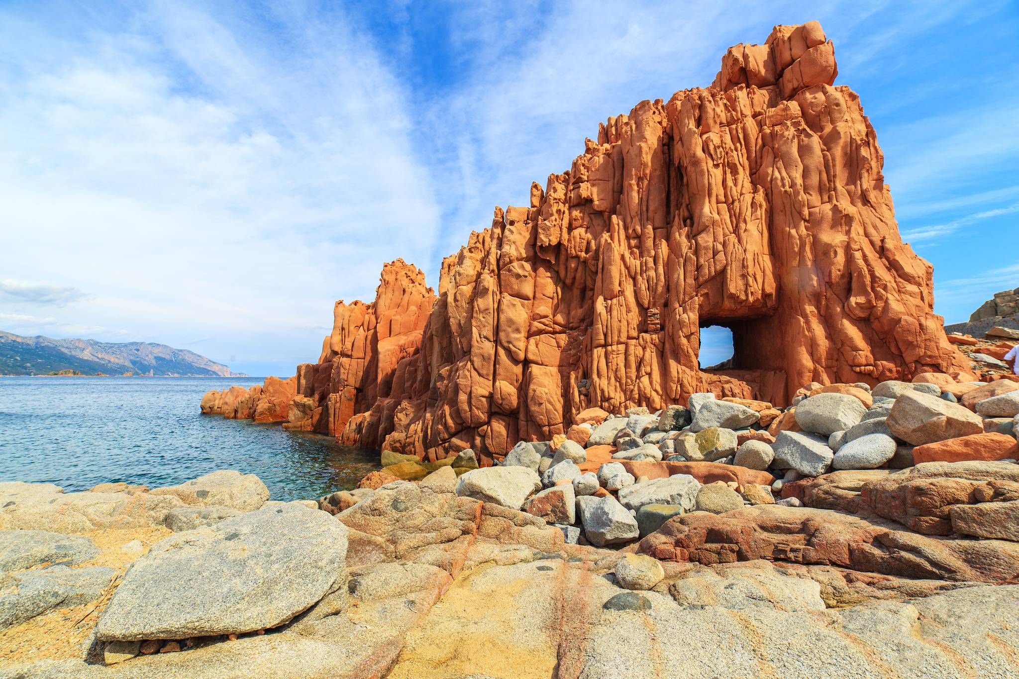 roccia rossa di arbatax con finestra in sardegna