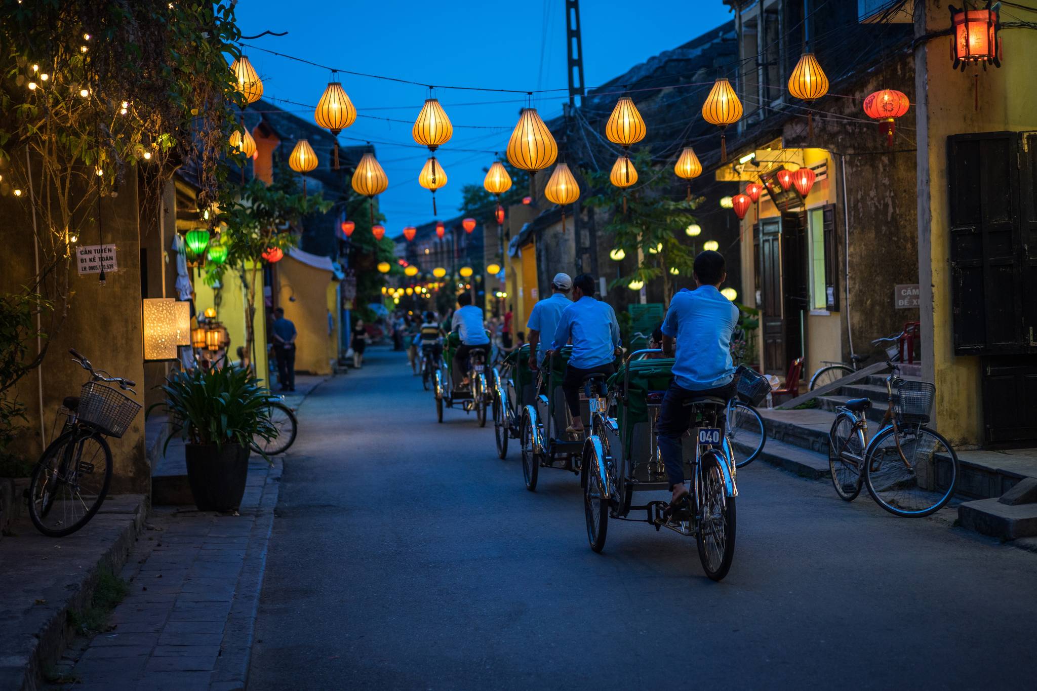 strade di hoi an alla sera