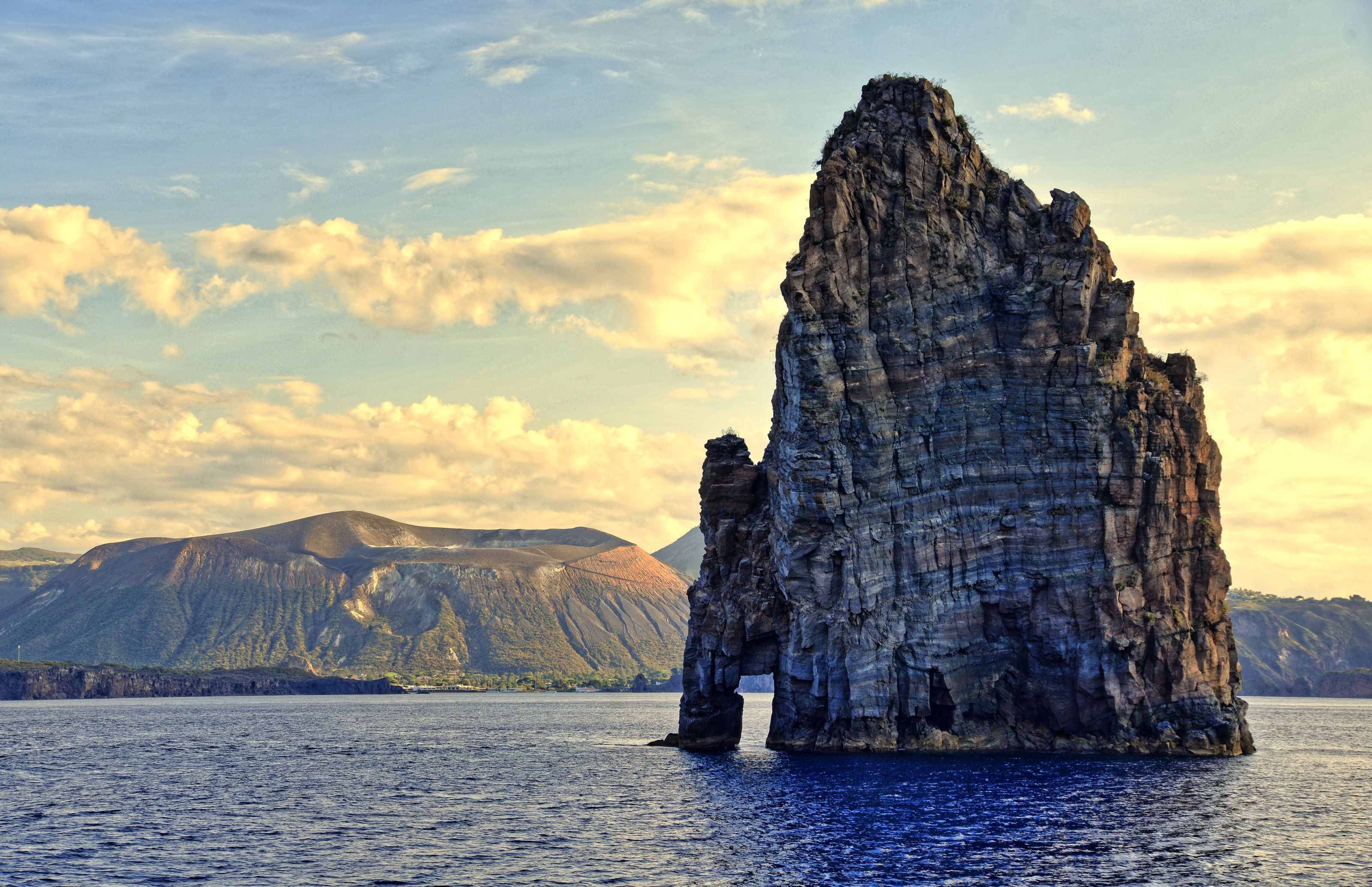Faraglioni di Lipari in Sicilia