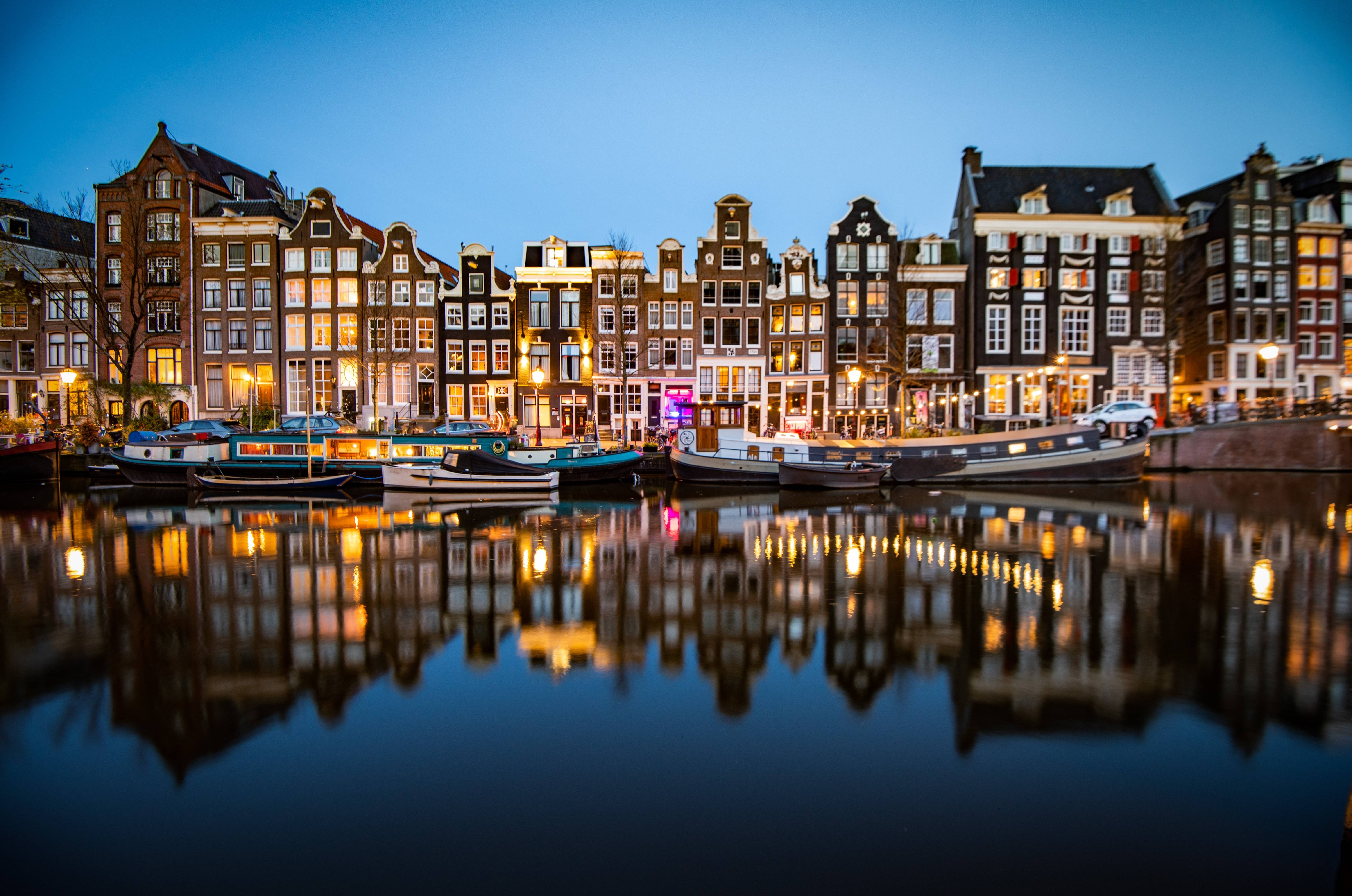 canale di amsterdam di sera