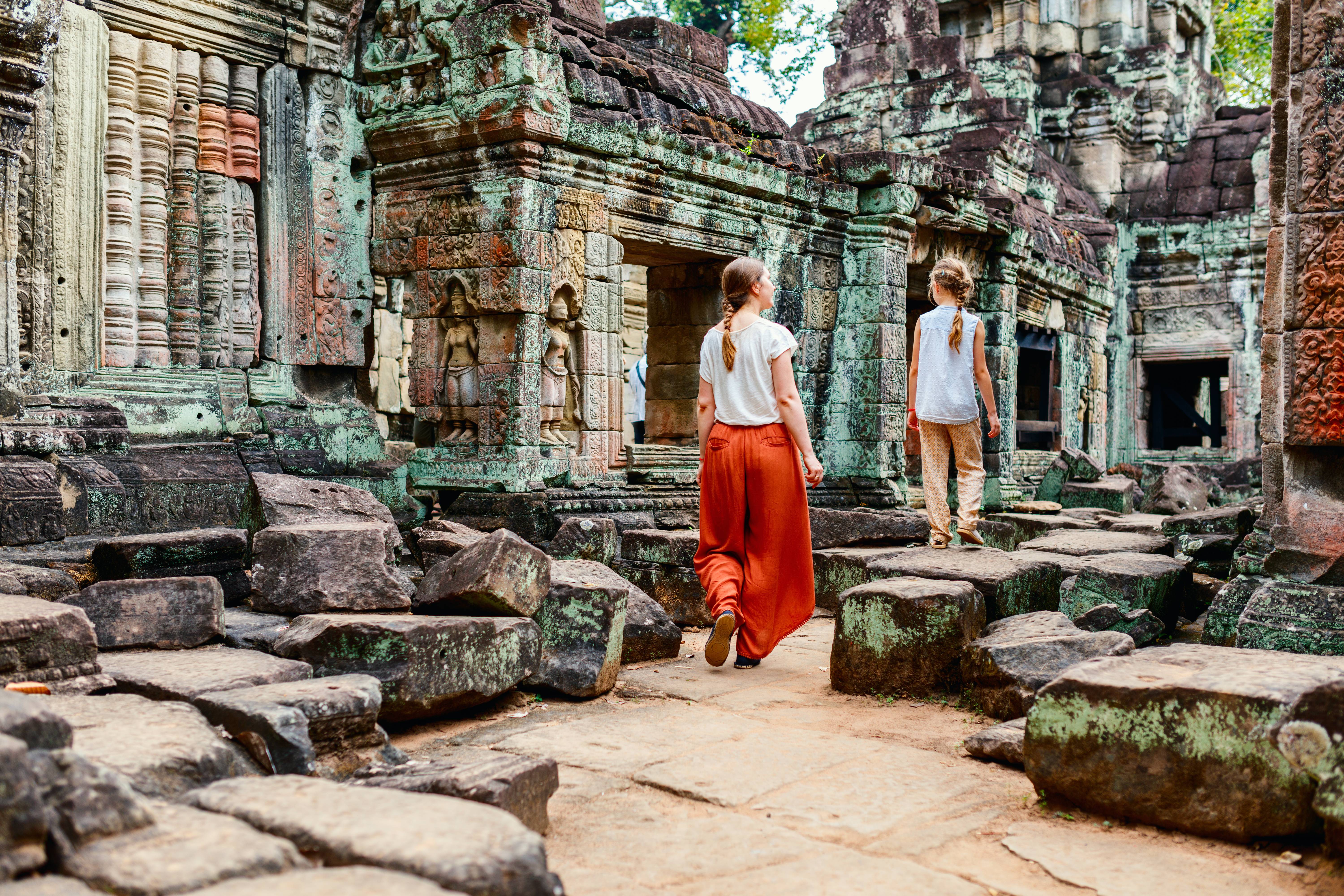 ragazze camminano tra le rovine di un tempio in cambogia