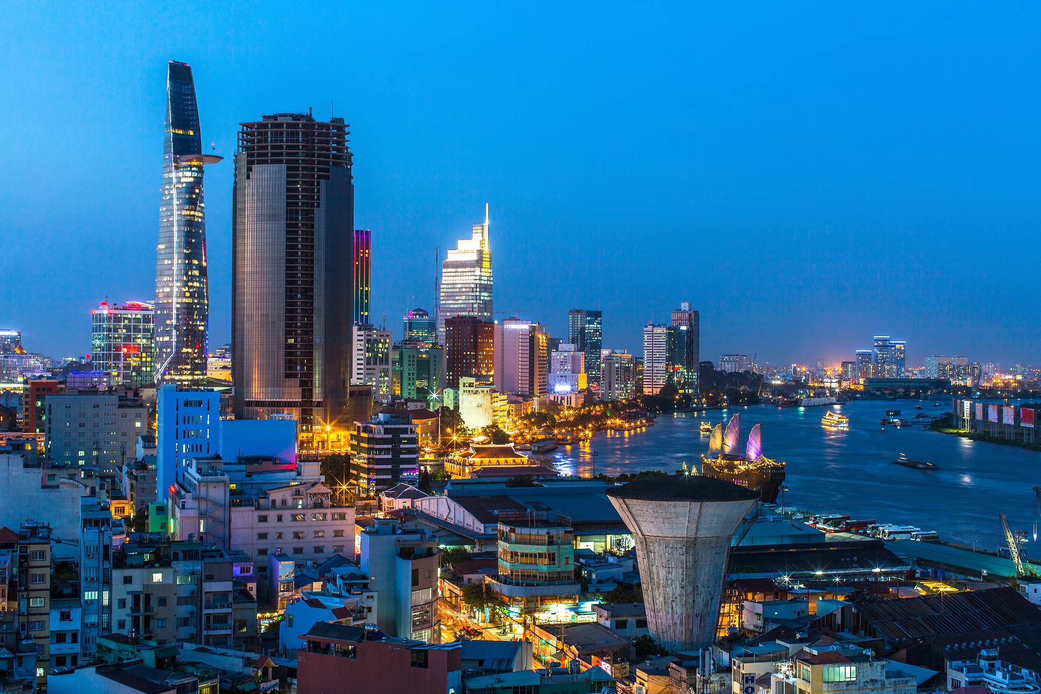 skyline ho chi minh di notte