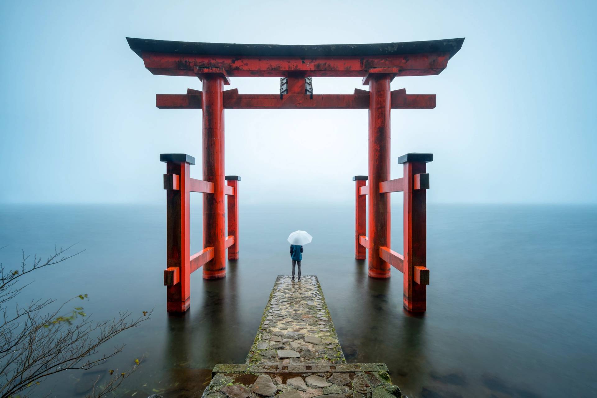 tempio hakone con la pioggia