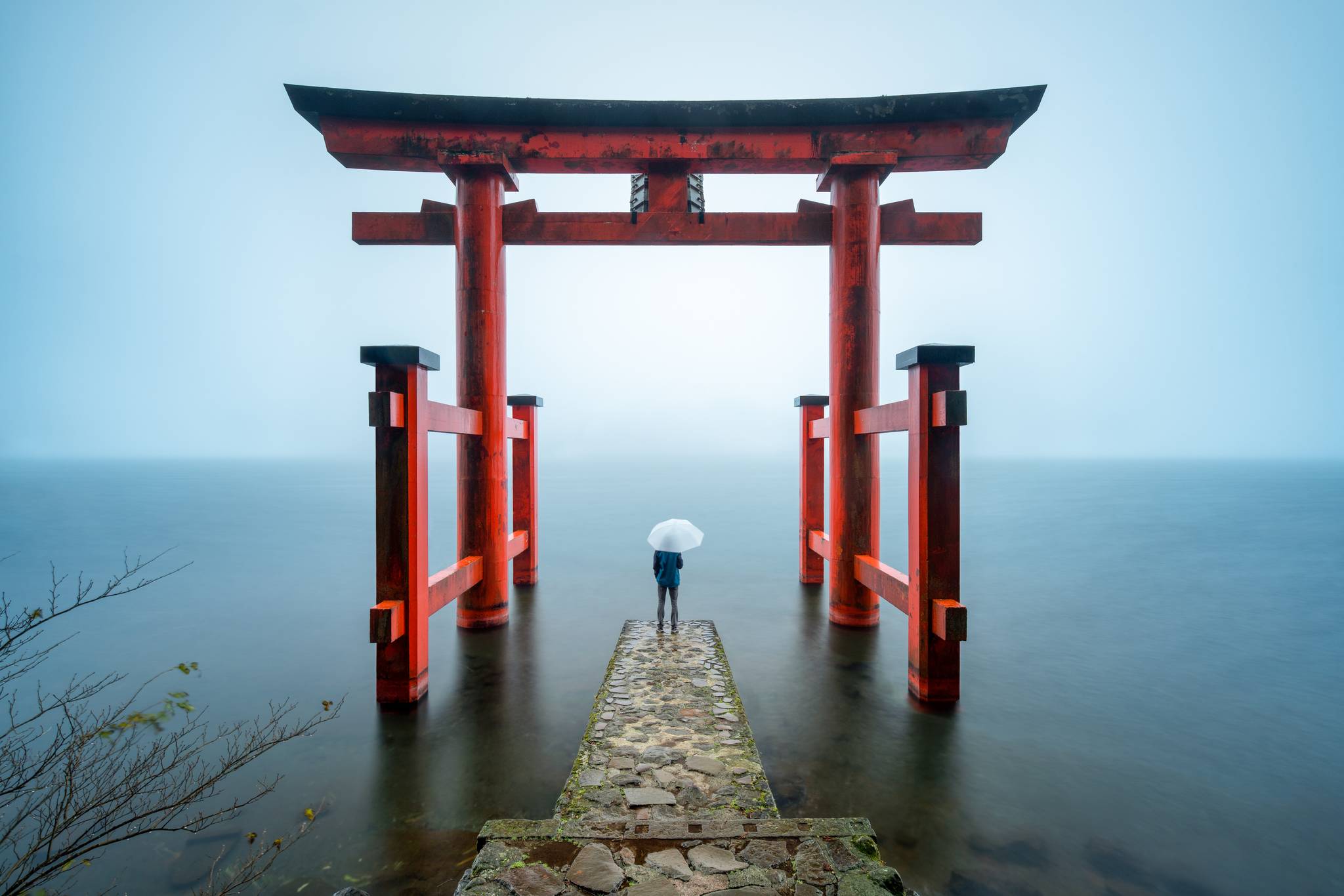 tempio hakone con la pioggia