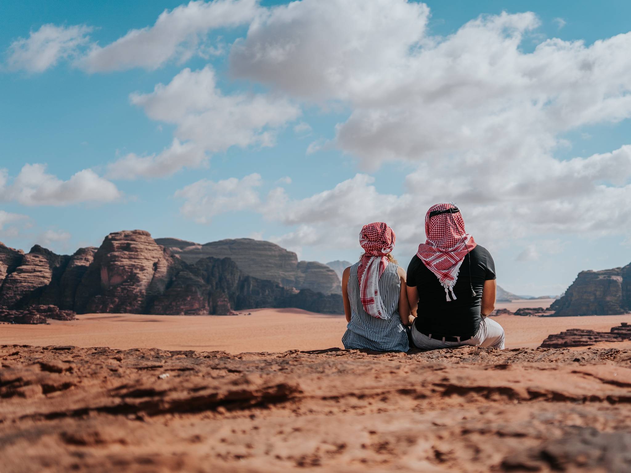 Tra le dune del deserto del Wadi Rum cover