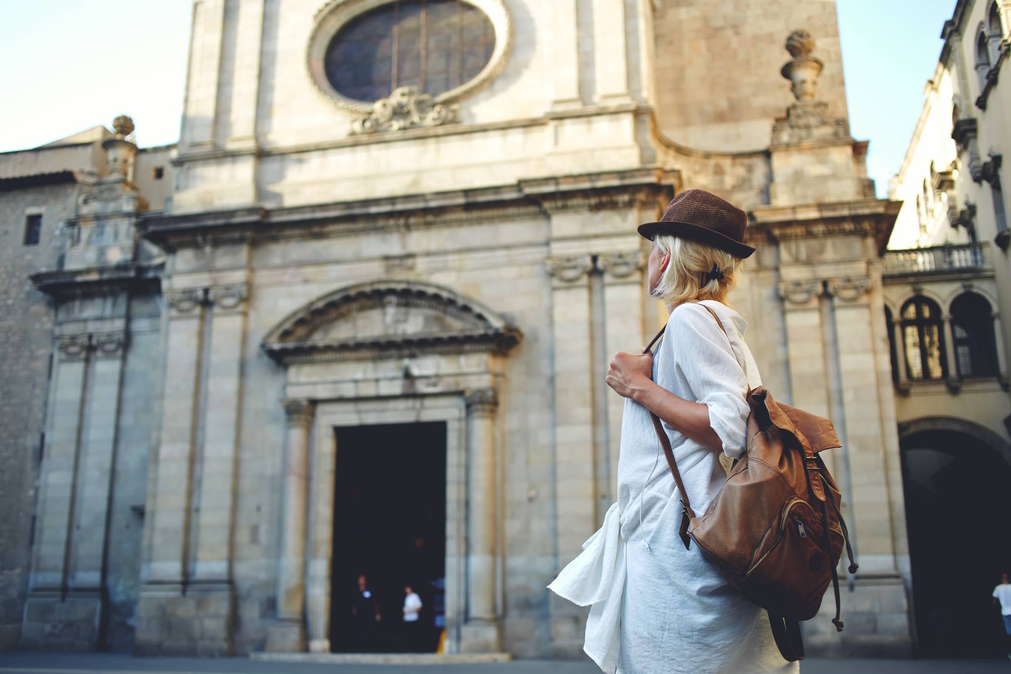 ragazza con zaino in spalla