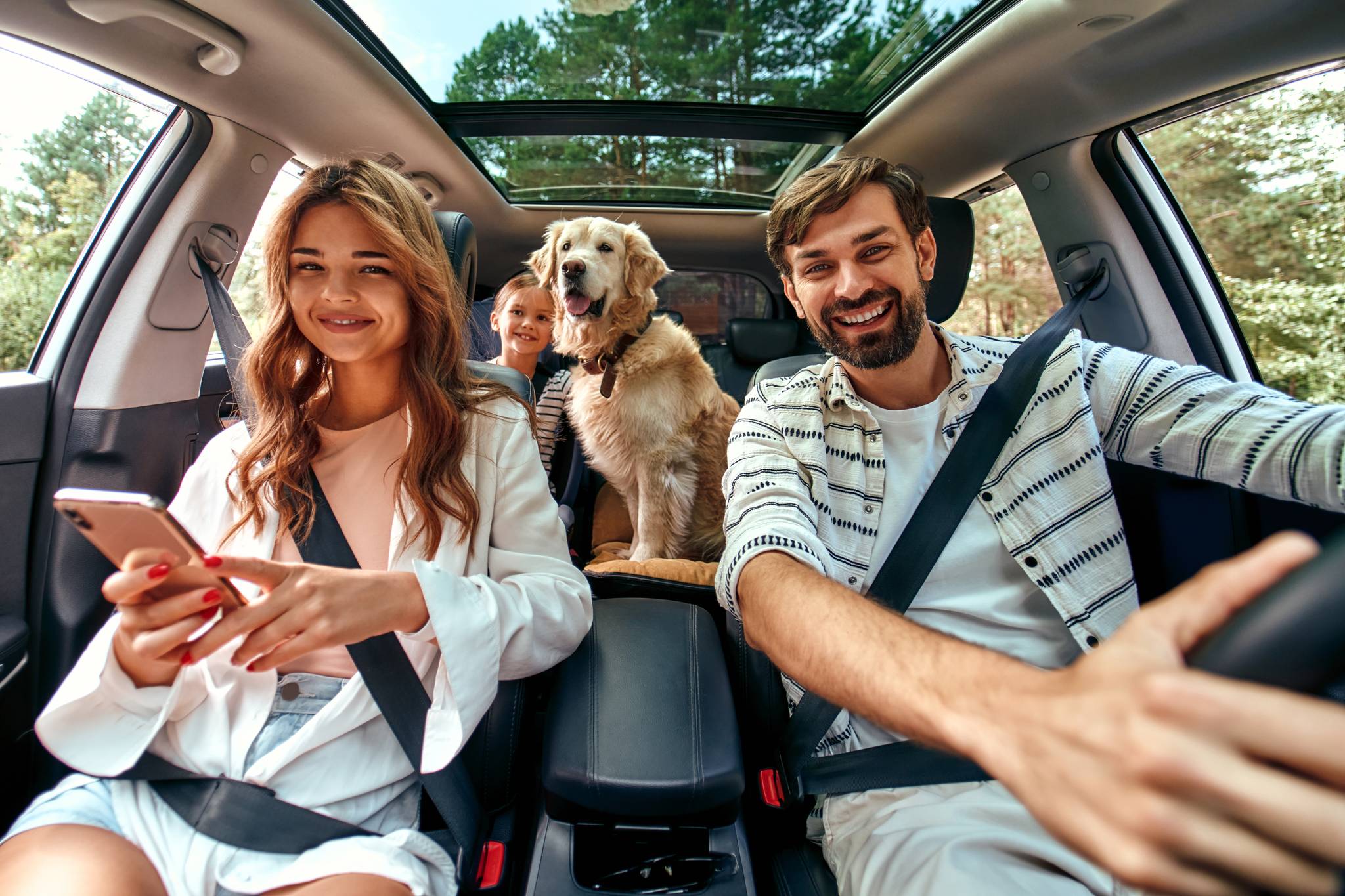 famiglia in macchina con il cane