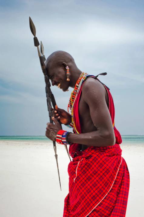 uomo della tribù masai in tanzania