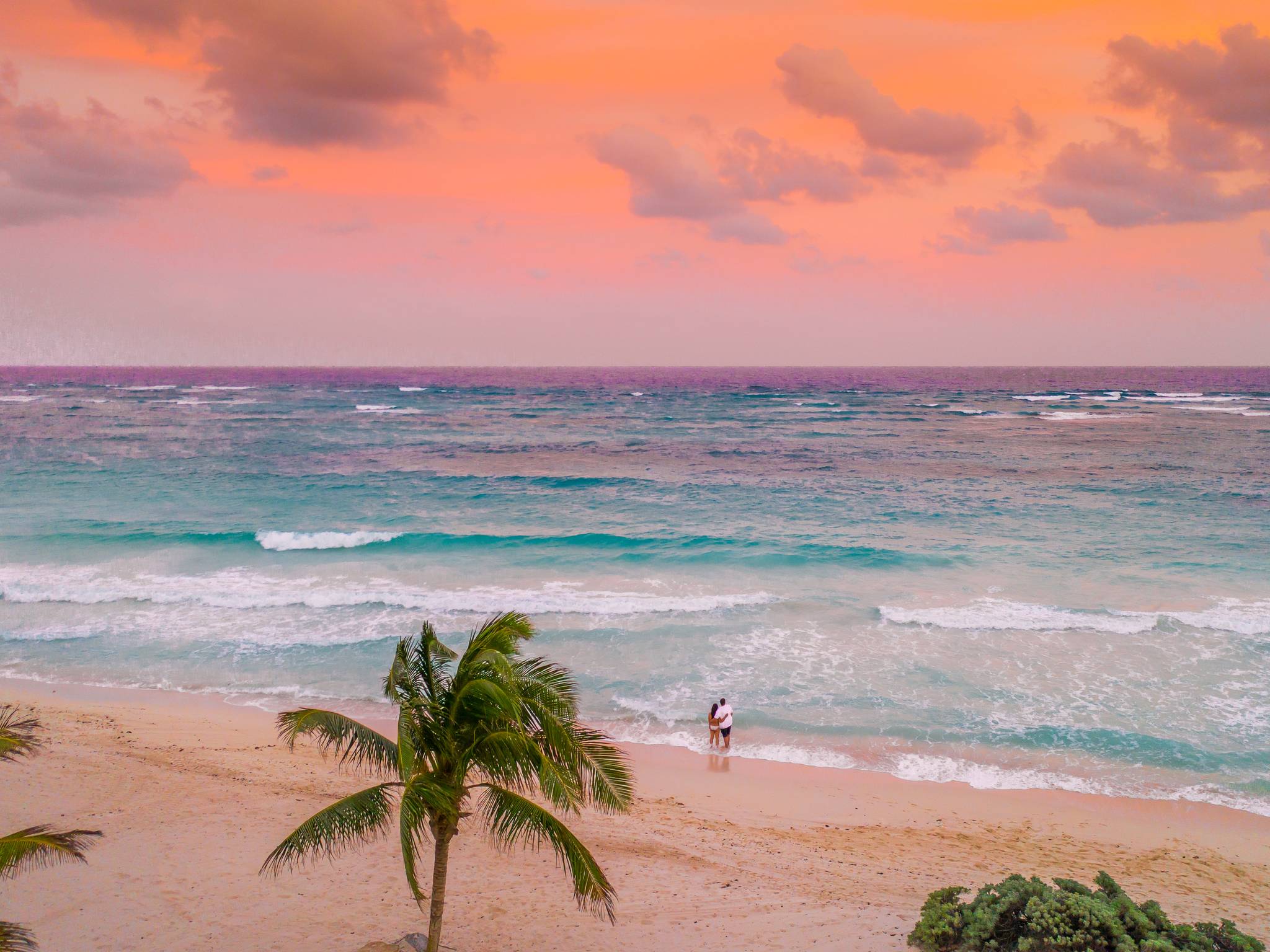 coppia in spiaggia al tramonto in messico