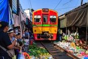 treno mercato sulle rotaie di maeklong