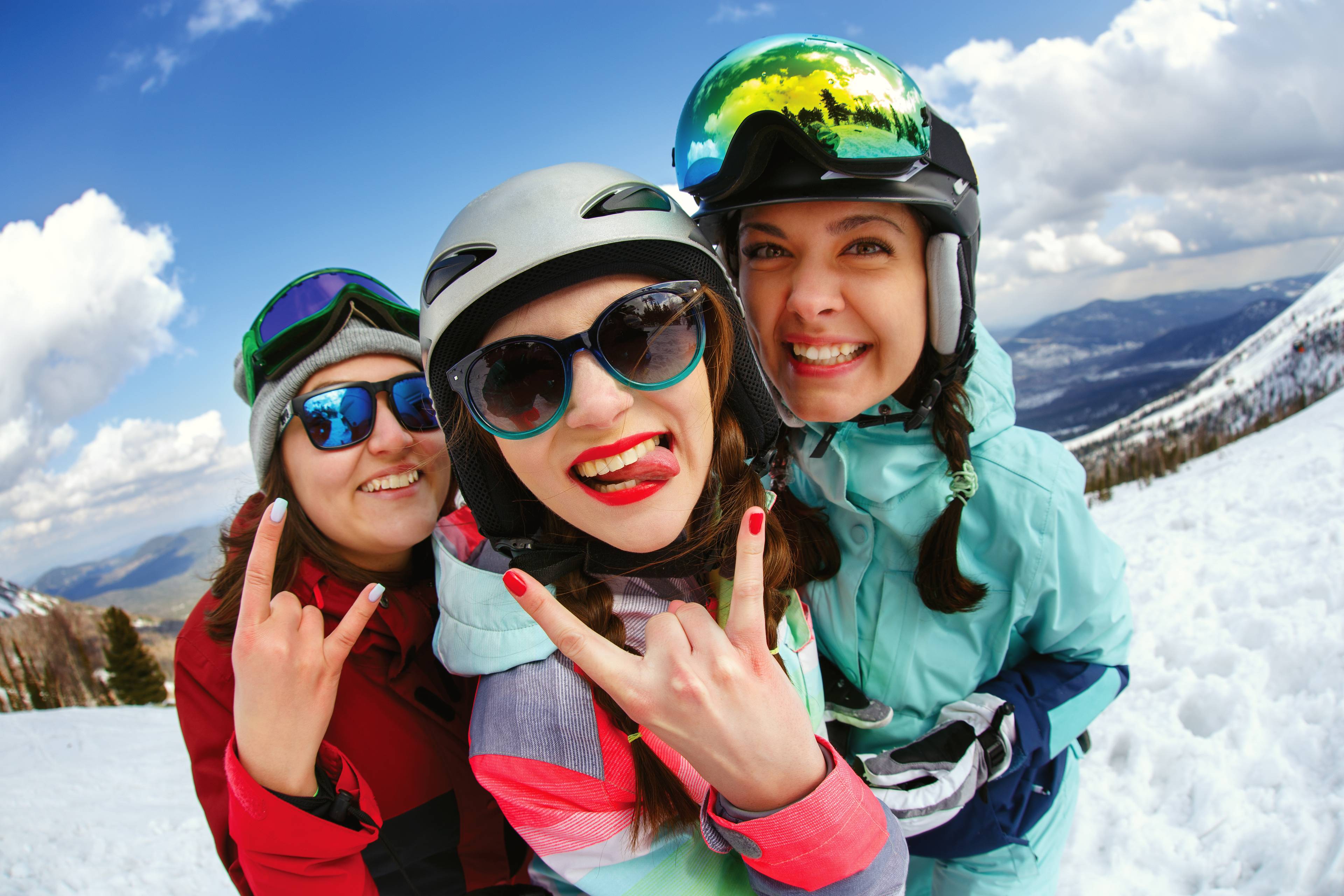 ragazze in montagna sulle piste da sci