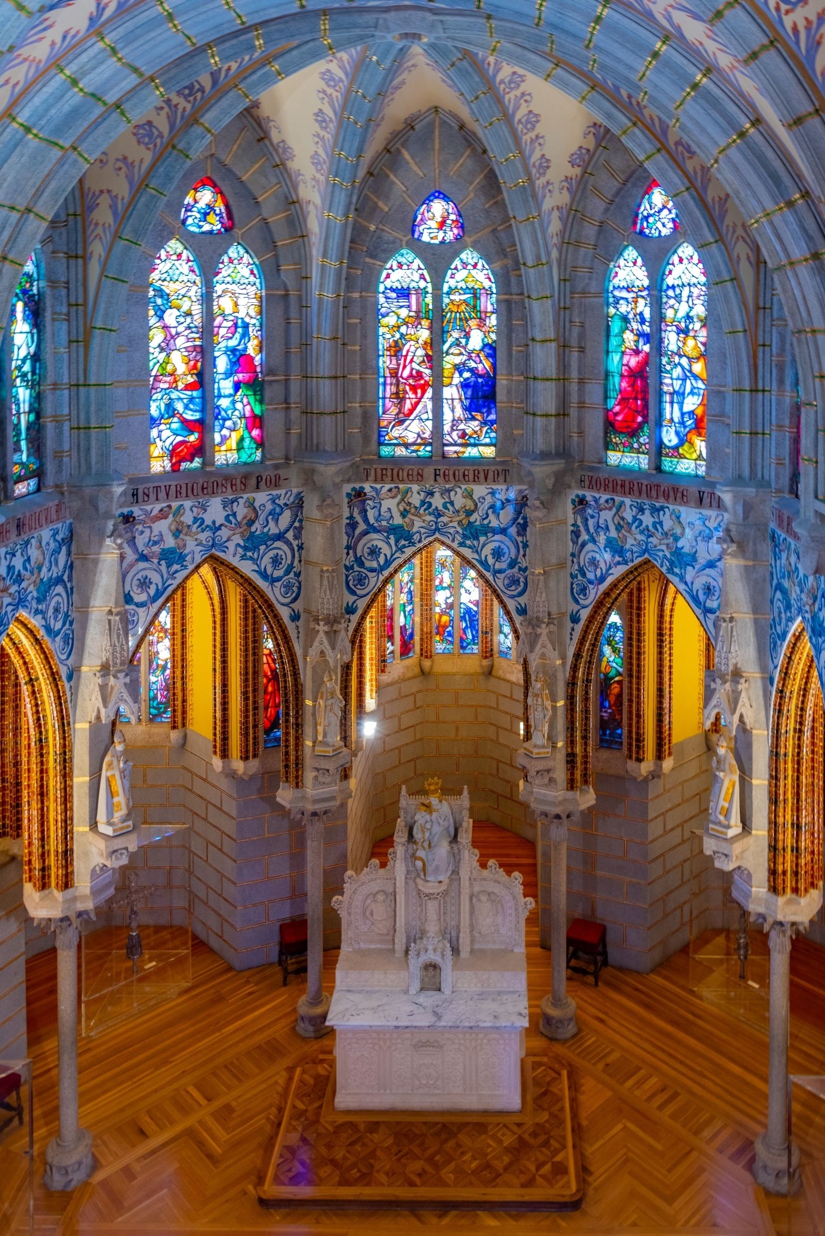 vetrate gotiche di una chiesa ad astorga