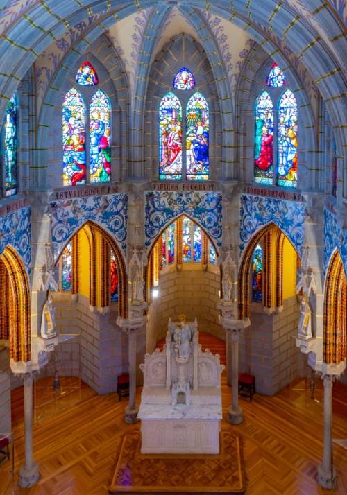 vetrate gotiche di una chiesa ad astorga