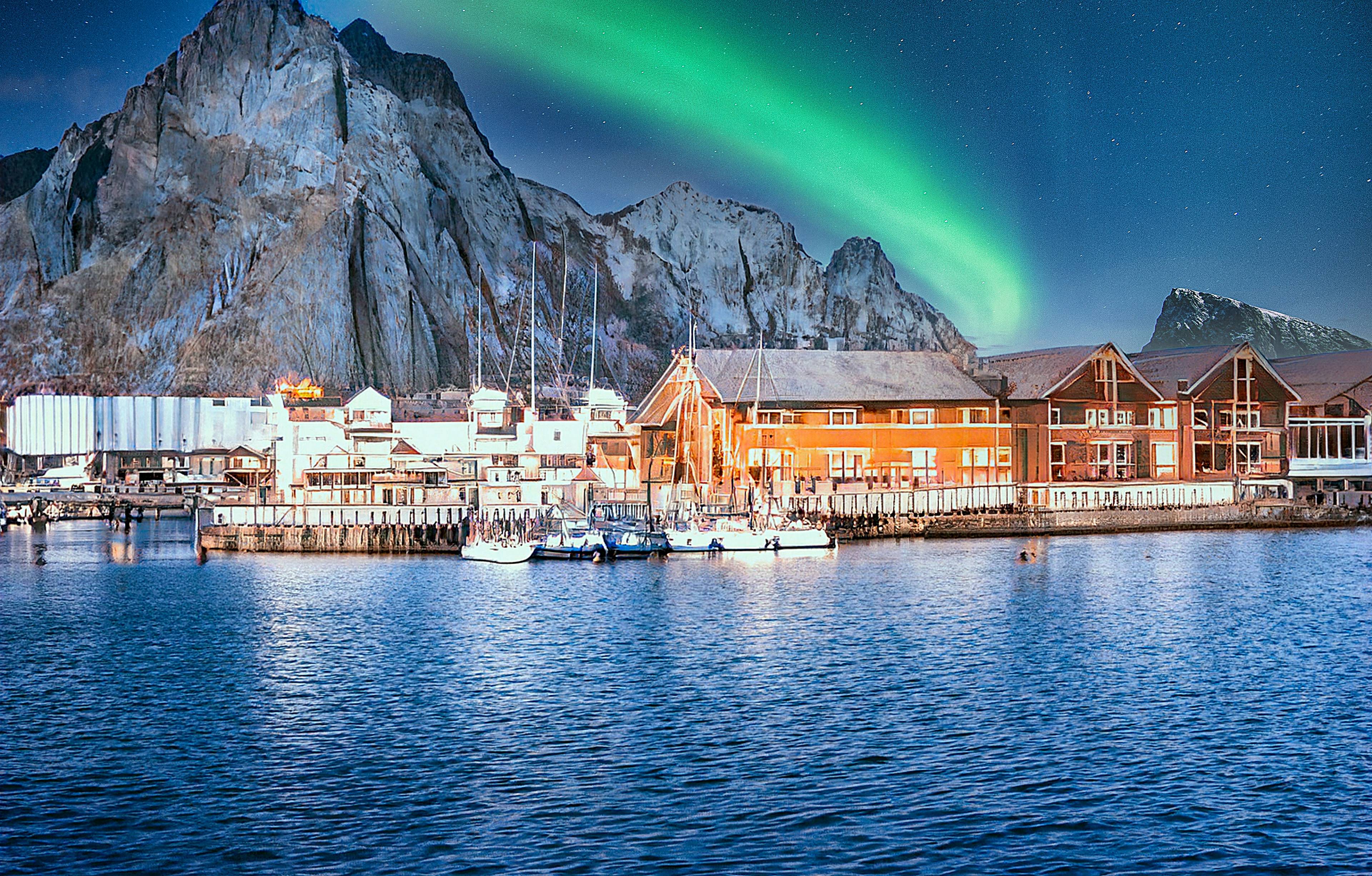aurora boreale sopra le case norvegesi