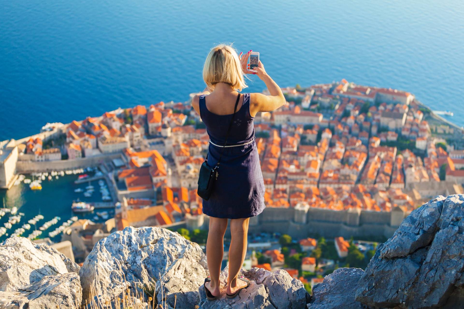 ragazza scatta foto con cellulare in portogallo