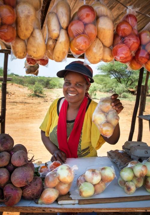 donna africana che vende frutta