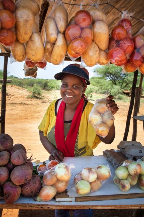 donna africana che vende frutta