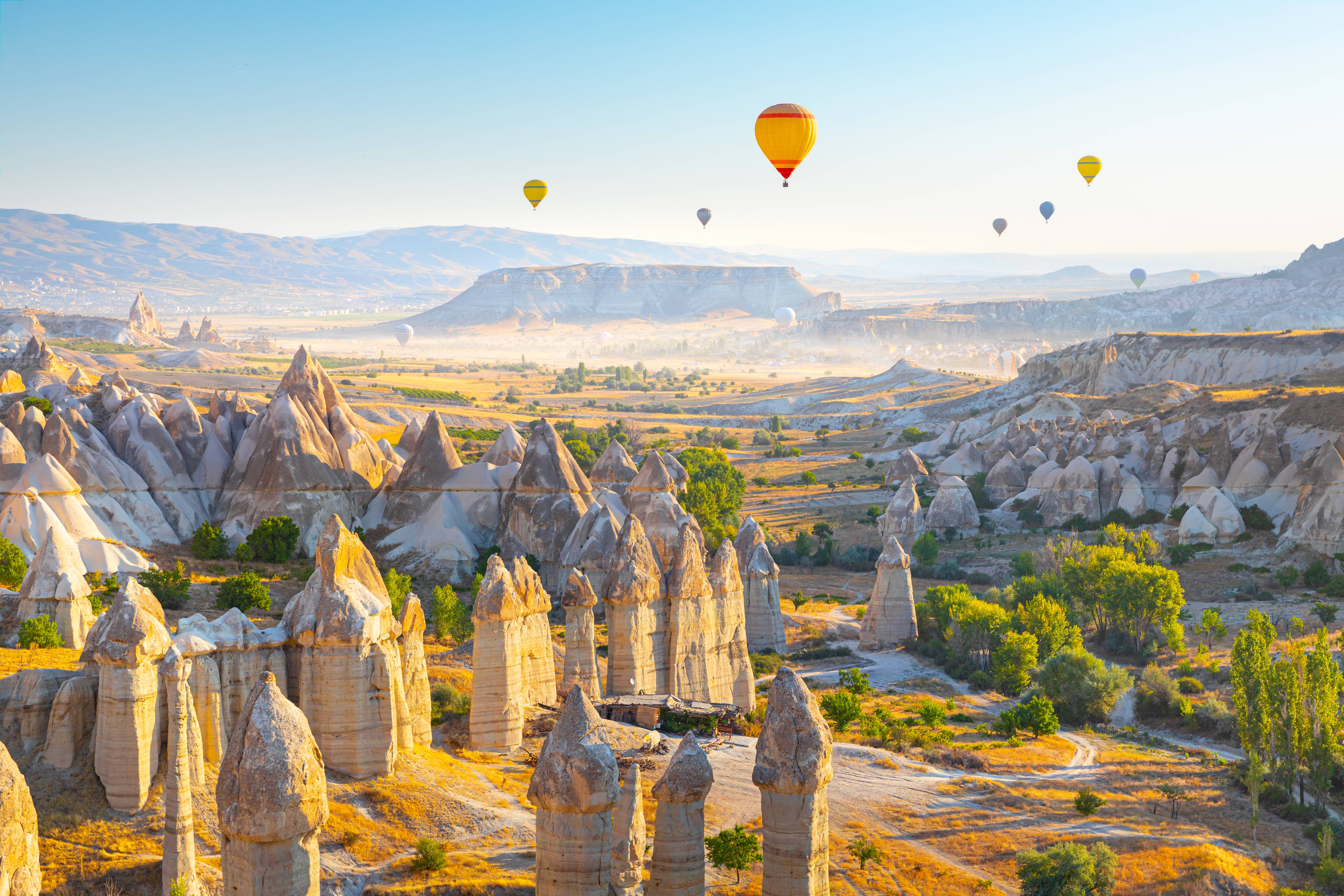 pinnacoli di goreme con mongolfiere