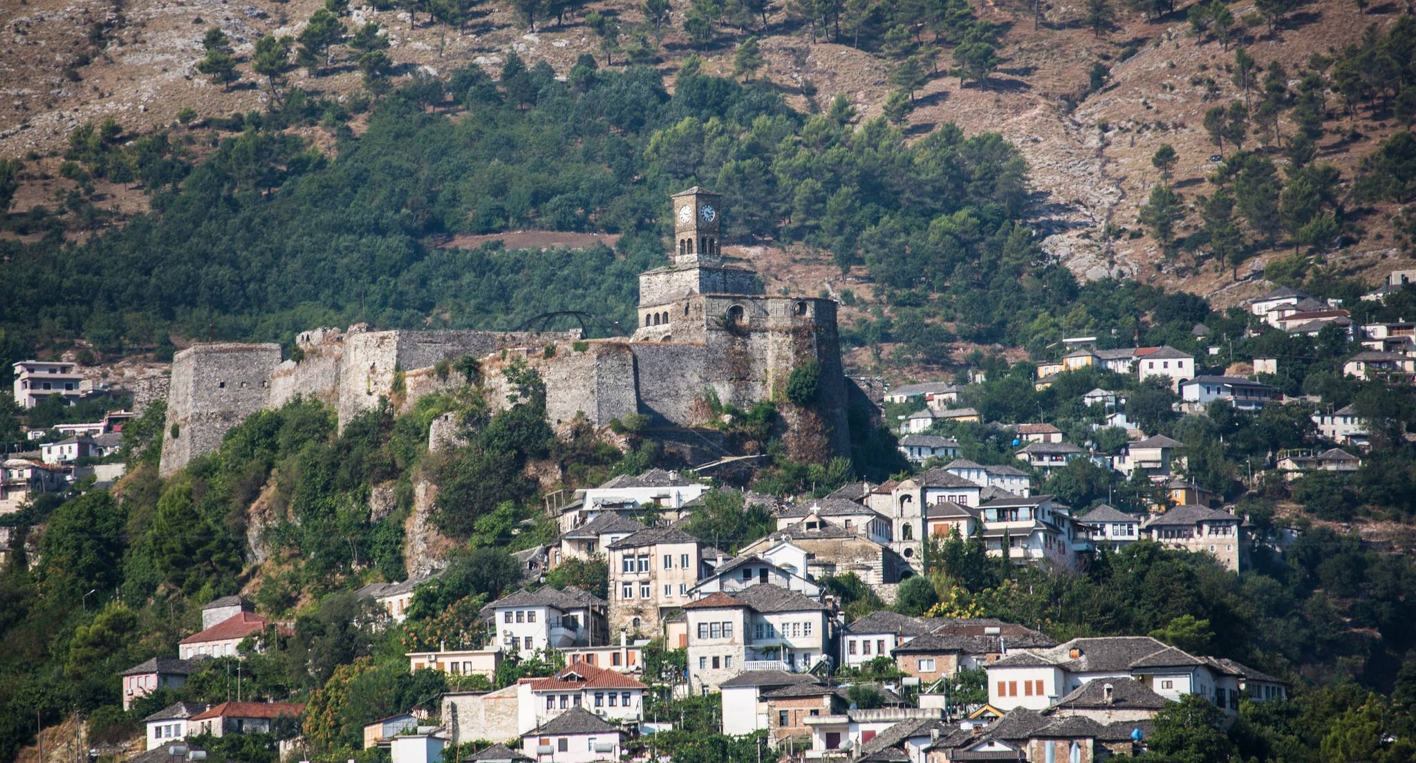 Villaggio in pietra sulle colline in Albania