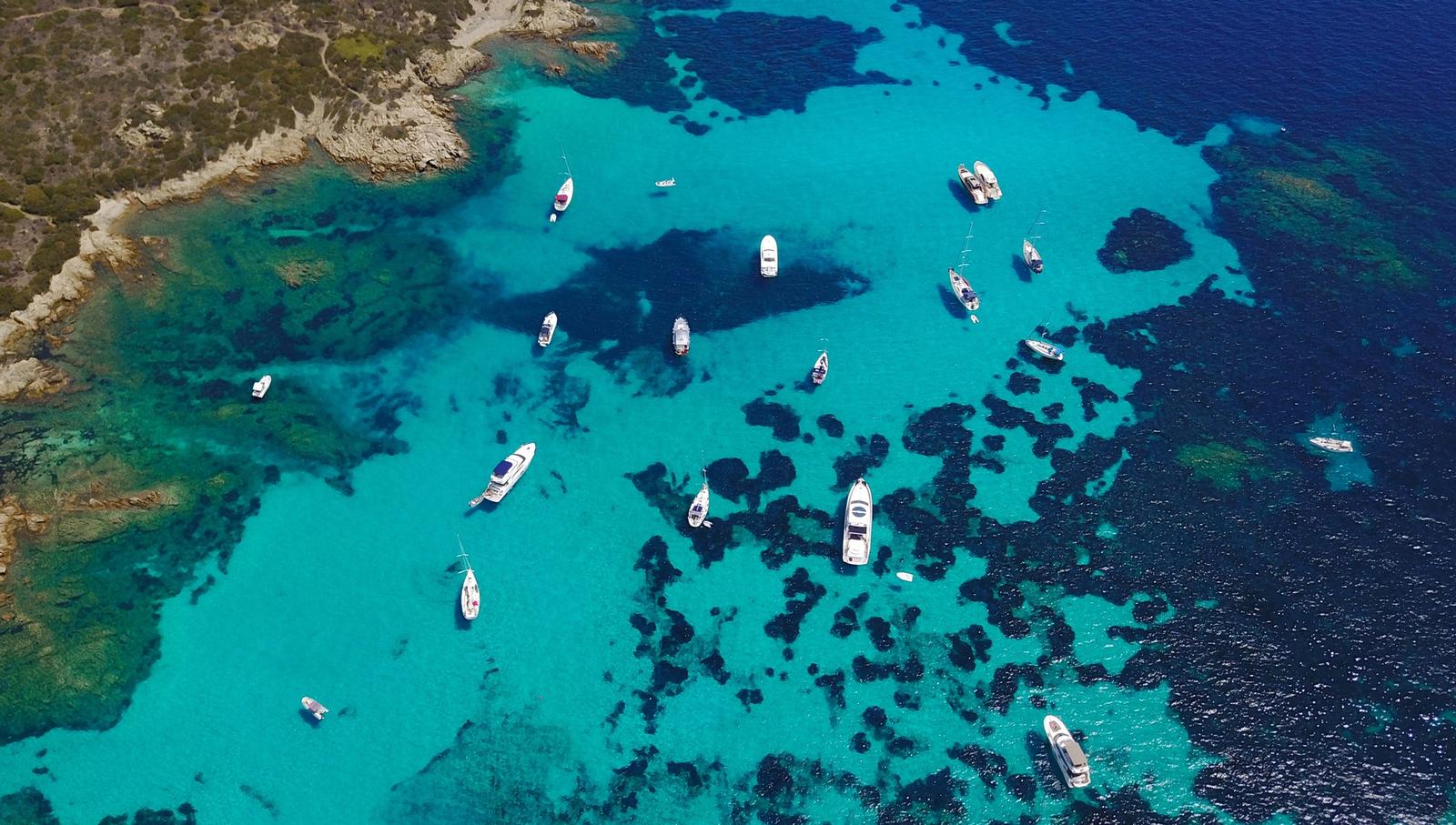 Vista dall'alto di barche in Sardegna