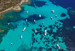 Vista dall'alto di barche in Sardegna