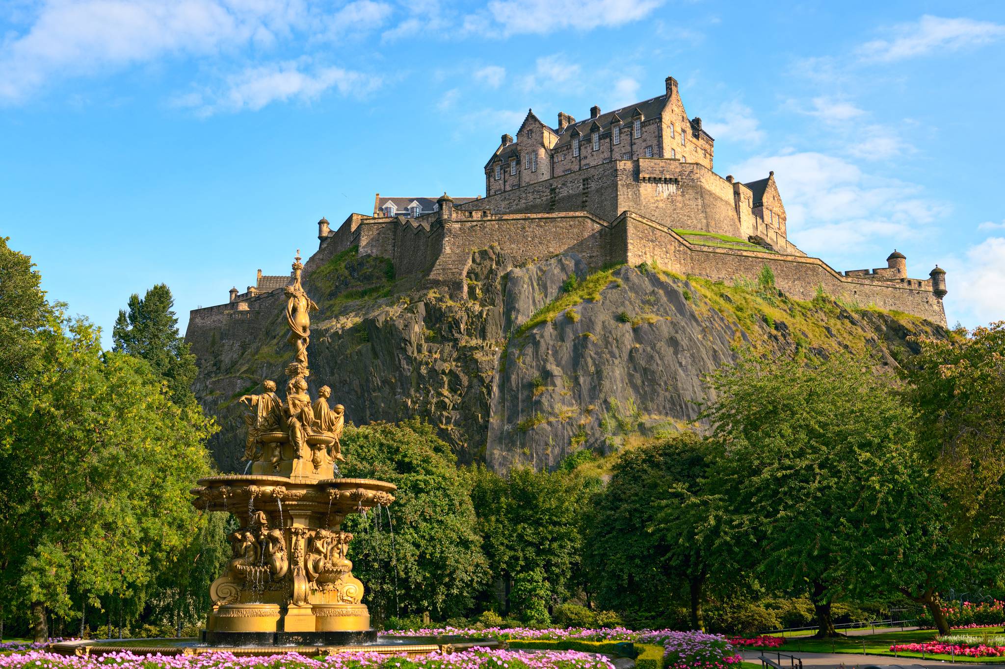 fontana e castello di edimburgo scozia