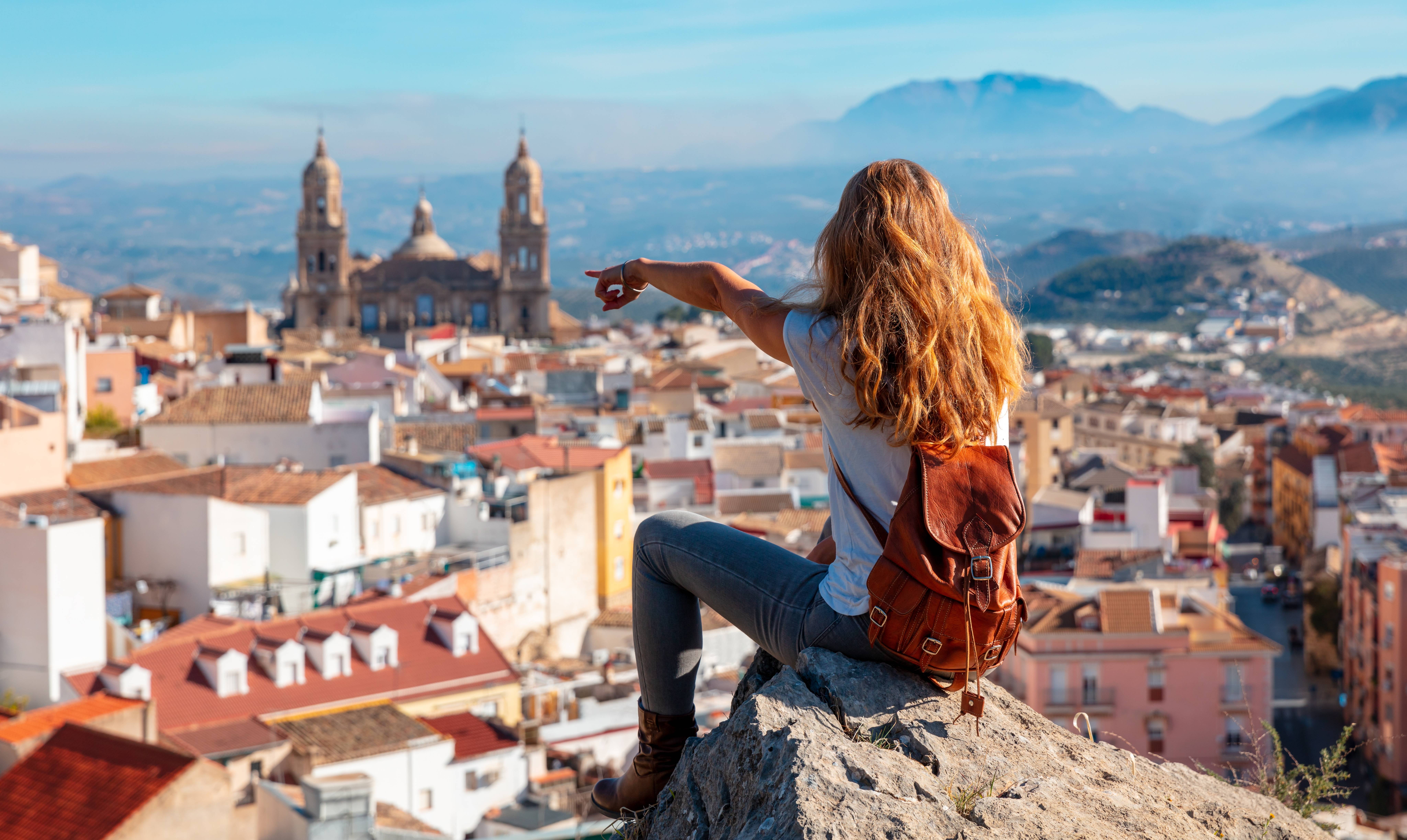 ragazza di spalle che guarda il panorama