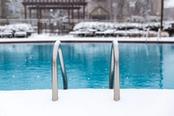 piscina in montagna in mezzo alla neve