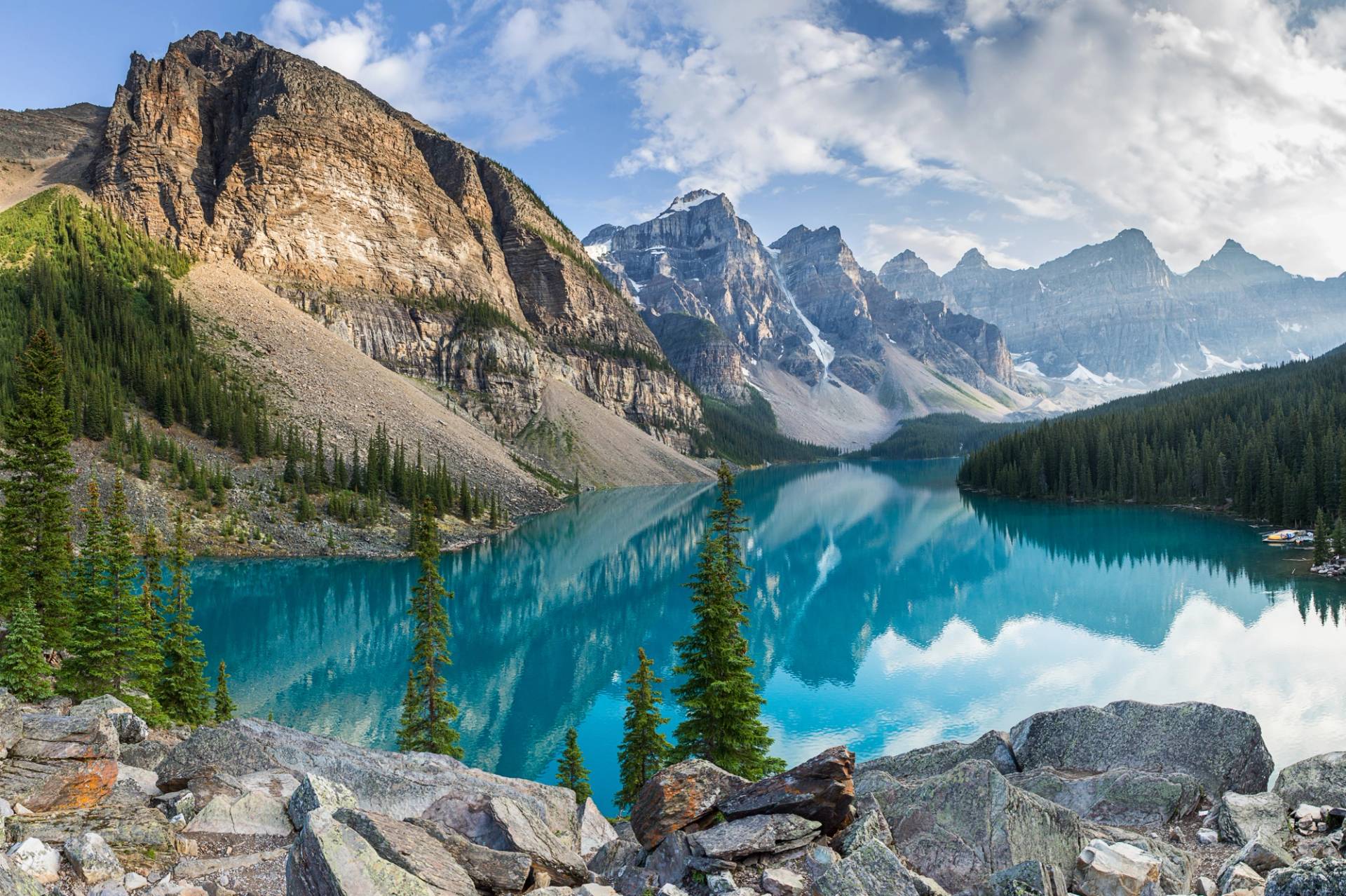 lago con riflesso montagne pietre grigie