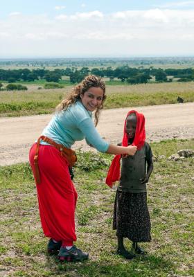 turista con bambina del villaggio mto wa mbu