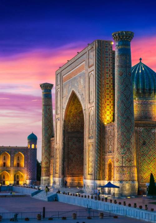 monumento uzbeko al tramonto