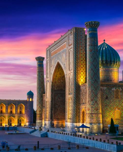 monumento uzbeko al tramonto