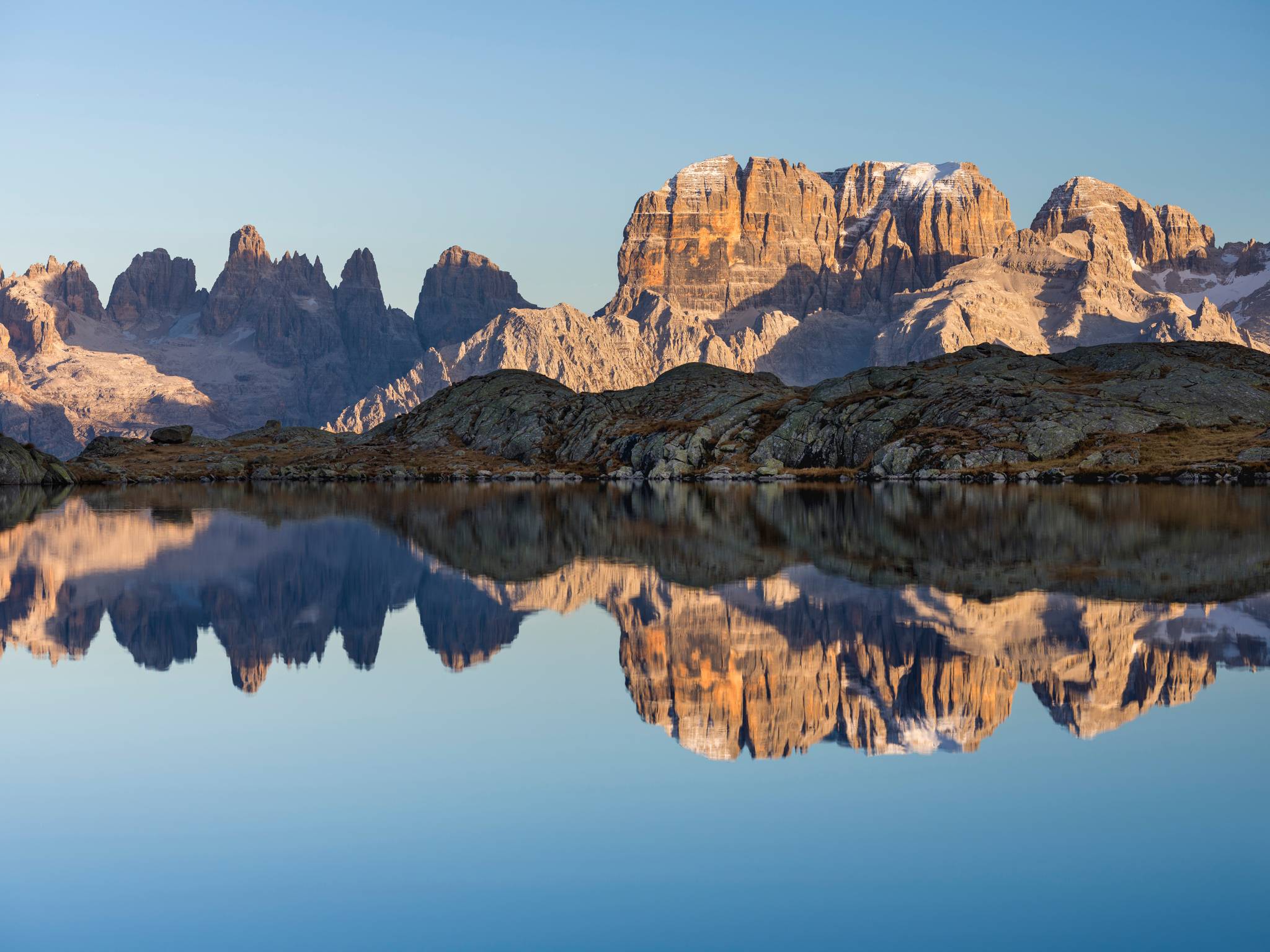 dolomiti di brenta riflesse nel lago