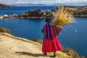 donna sul lago titicaca