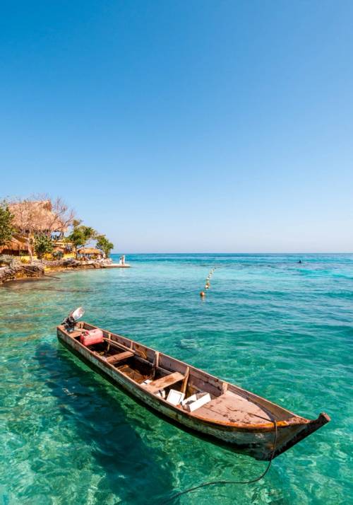 barca nel mare trasparente dei caraibi