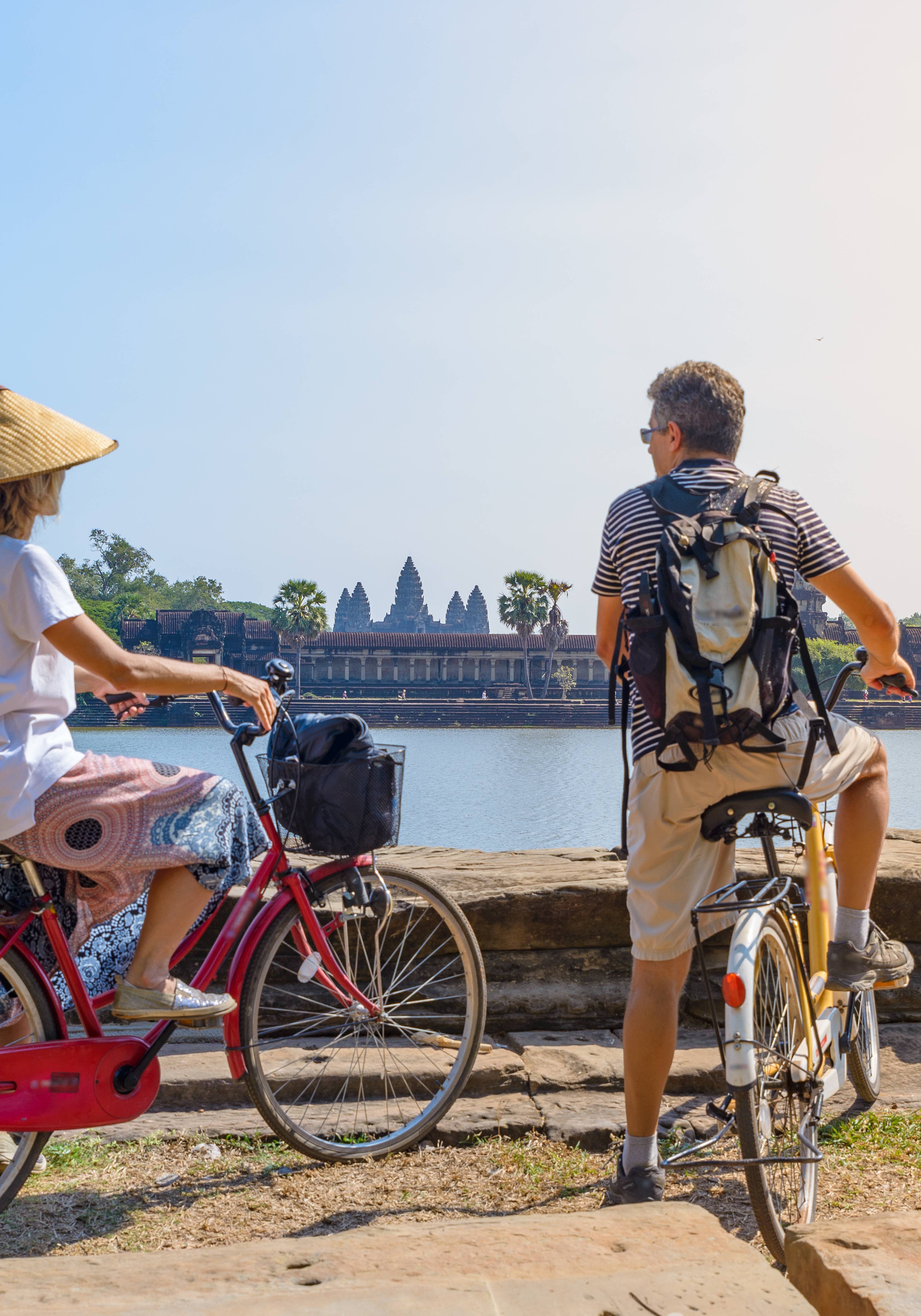 turisti in bicicletta in cambogia