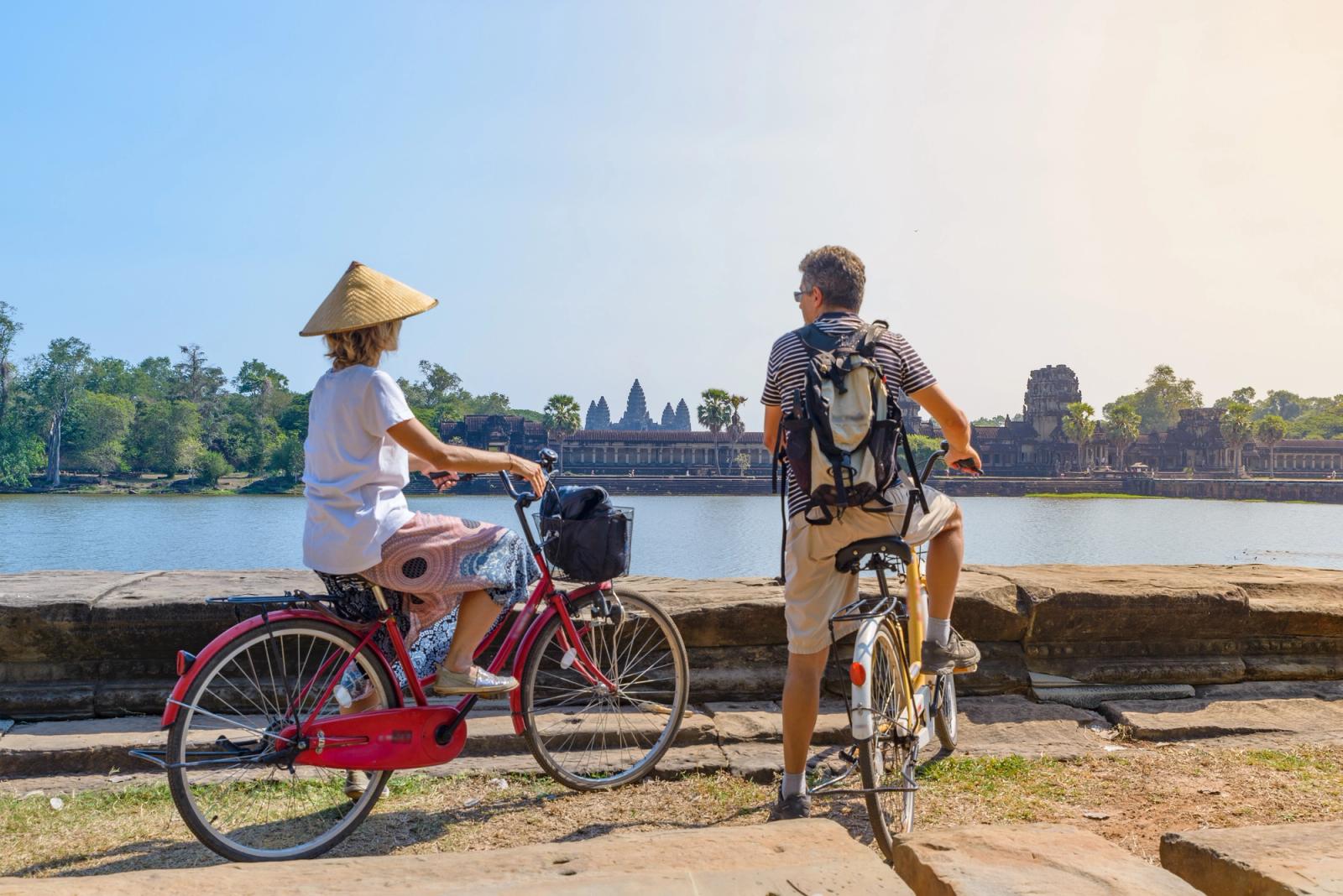 turisti in bicicletta in cambogia
