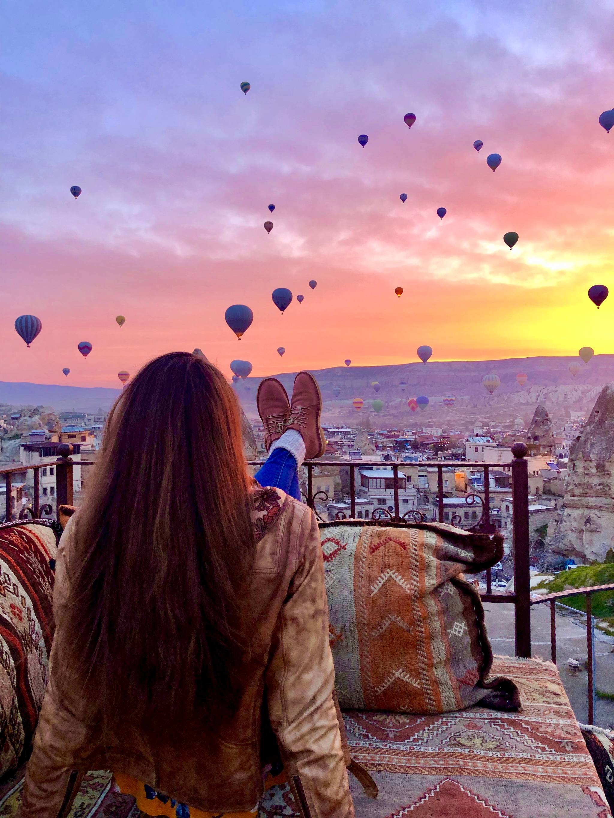 ragazza e tramonto cappadocia