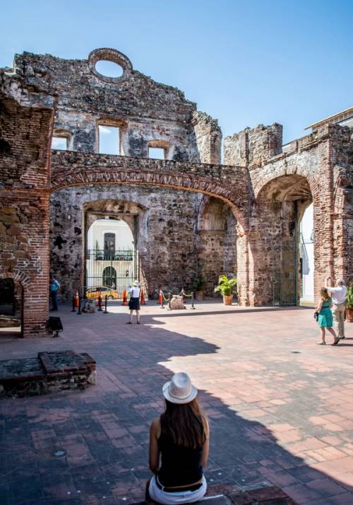 ragazza ammira resti archeologici a panama